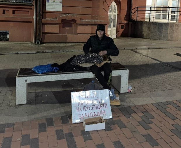 Бездомен мъж от Варна трогна минувачите в града със своята