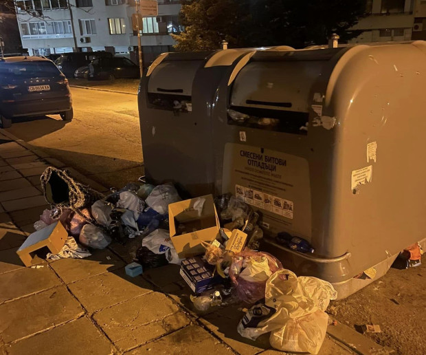 Положението с боклука във Варна става все по-тежко. Снимките са