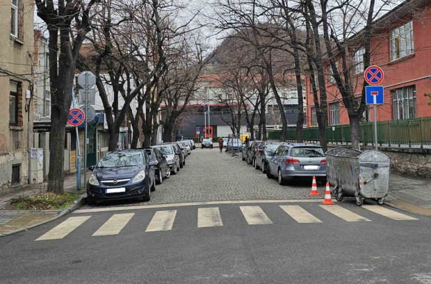 Наскоро поставени знаци в централната част на Пловдив възмутиха живеещи