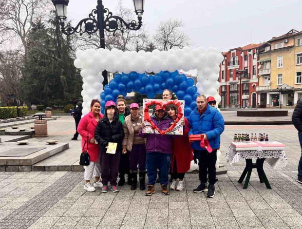 Младежката организация на ГЕРБ в Пловдив зарадва гражданите и посетителите