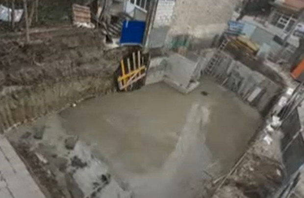 Изкоп на новострояща се сграда в центъра на Варна застрашава