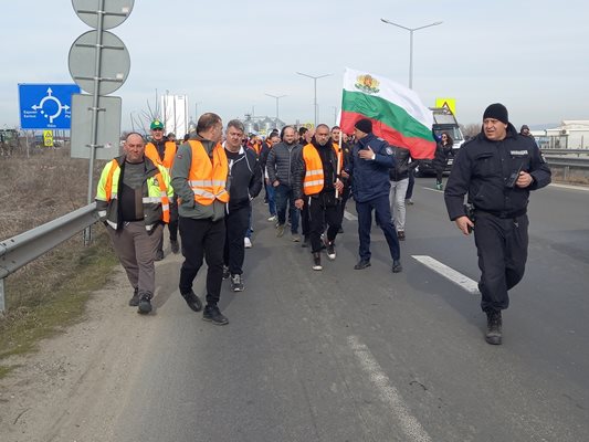 Напрежението край Пловдив ескалира след като протестиращите фермери решиха да