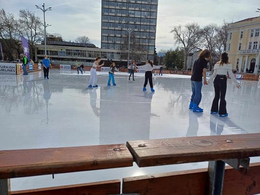 В езеро се превърна ледената пързалка в центъра Пловдив при