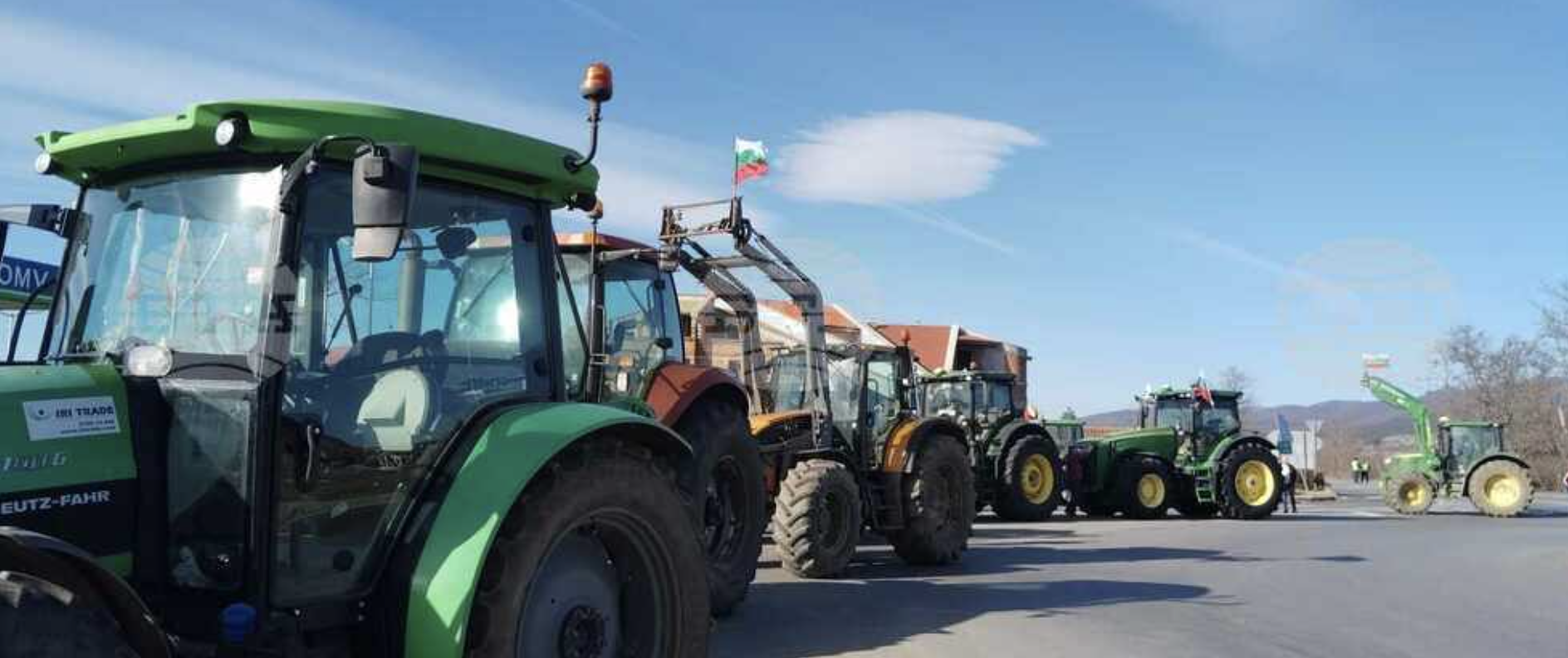 Общо 30 селскостопански машини блокираха в 10 часа днес пътен