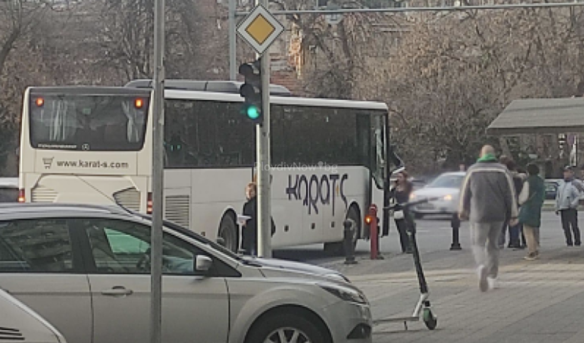 Пътен инцидент е станал този следобед в Пловдив. Пътнически автобус