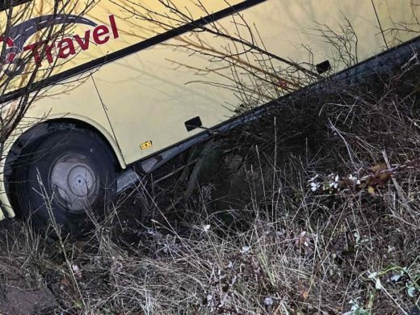 Автобус без пътници се заби в бетонов ограничител край Благоевград