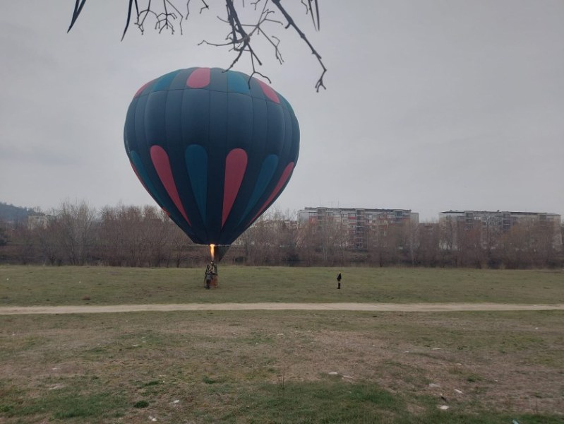 Огромен балон кацна на брега на Марица в Пловдив. Атракцията