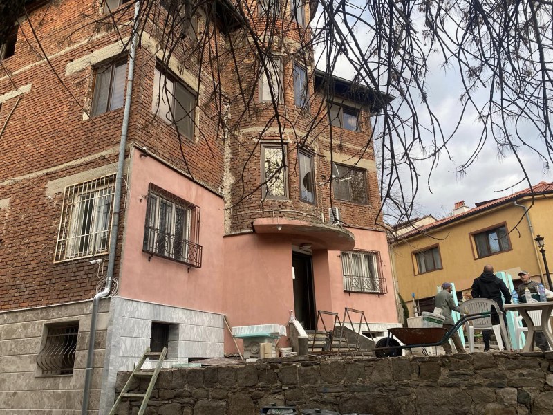 Собствениците на къща в Стария град облепиха част от фасадата