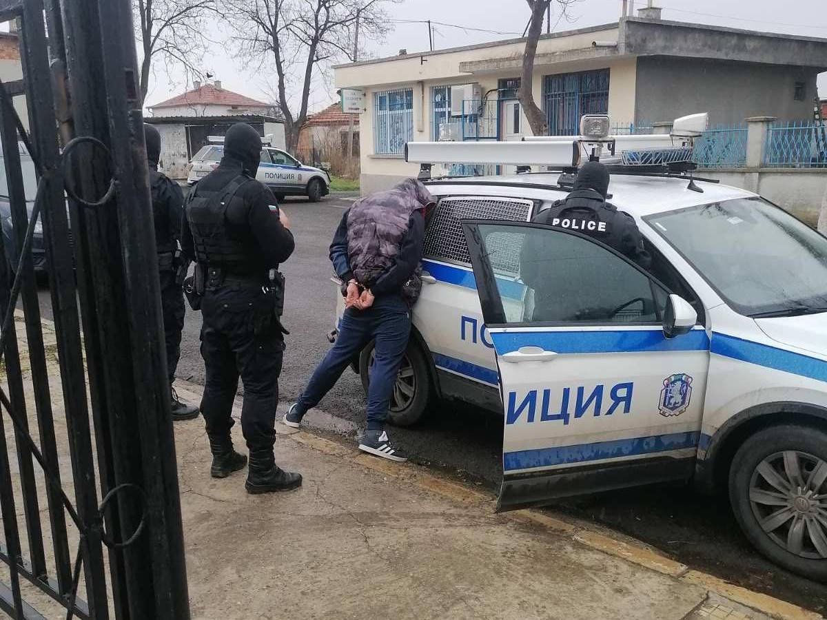Полицията арестува трима дилъри на наркотици в Пловдив Мъжете които