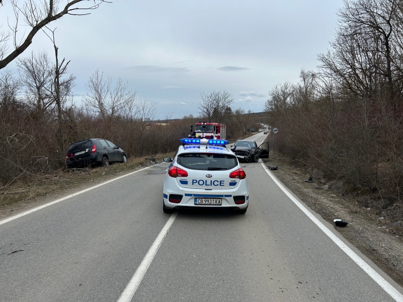 Две коли са се ударили челно край Криводол, има ранени