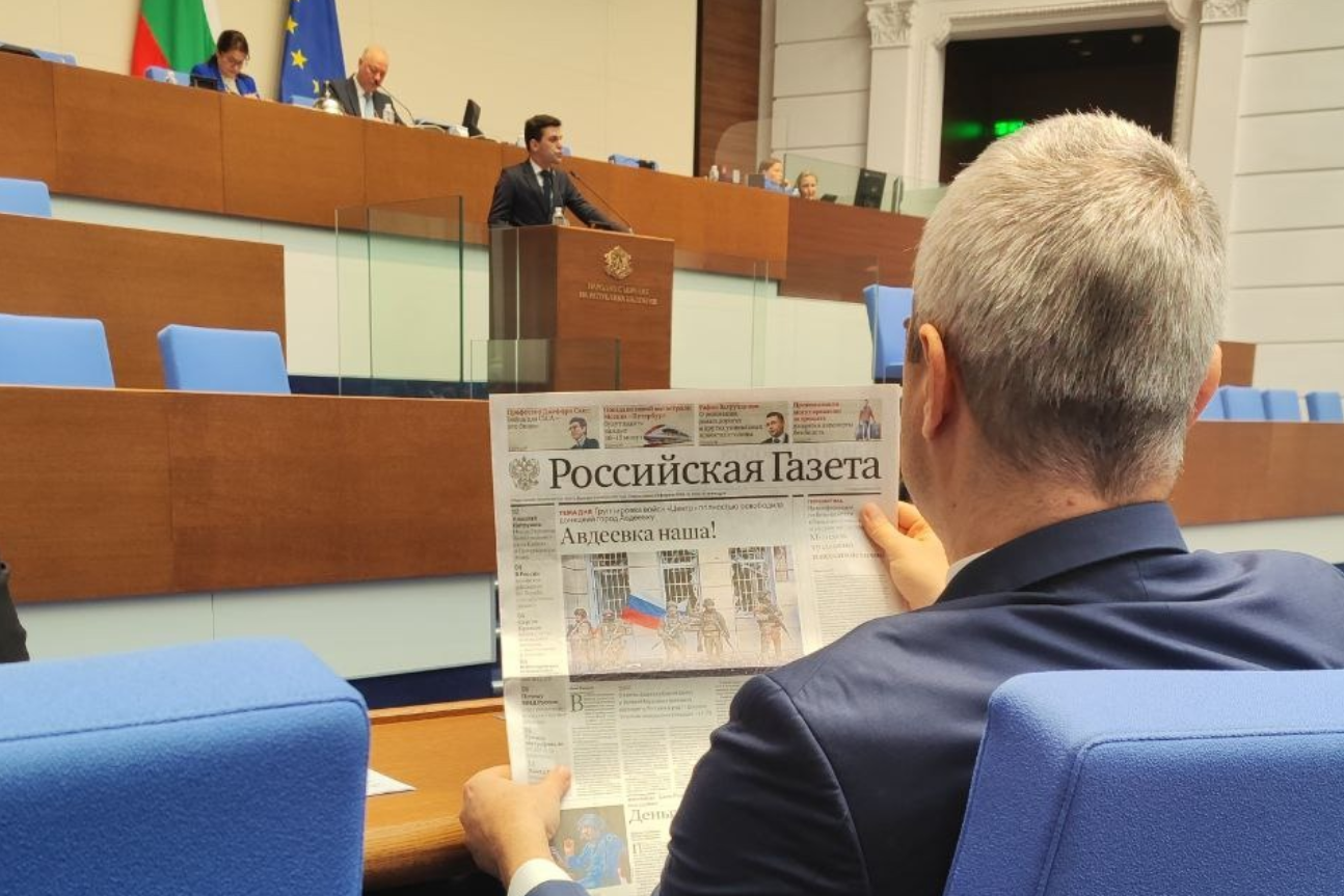 Докато Никола Минчев от ПП-ДБ четеше от парламентарната трибуна декларация