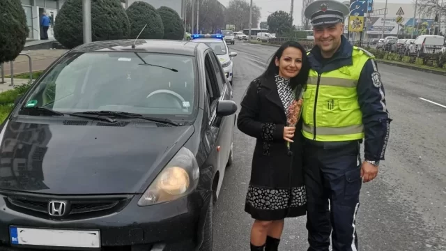 полицаи раздават цветя, Пловдив