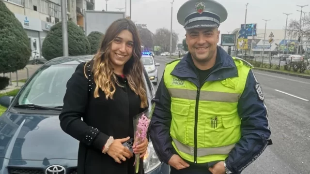 полицаи раздават цветя, Пловдив 2