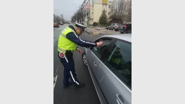 полицаи раздават цветя, Пловдив 3