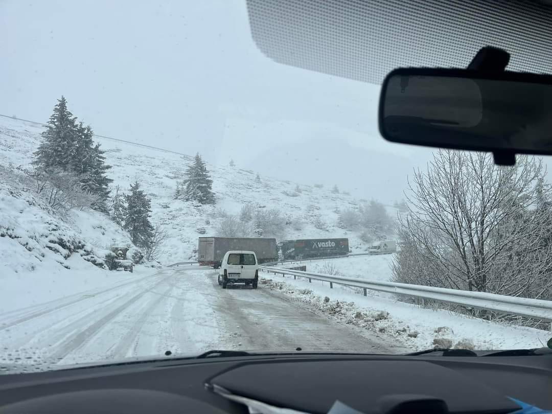 Обилен сняг вали в района на Хижа Здравец и Копривките