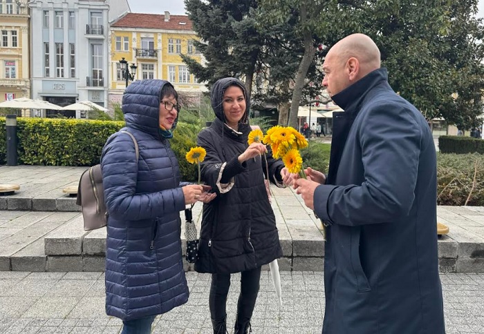 500 дами в центъра на Пловдив получиха цвете от ГЕРБ