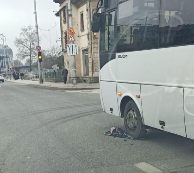 Пешеходец пострада при ПТП в Пловдив Автобус на градския транспорт е блъснал