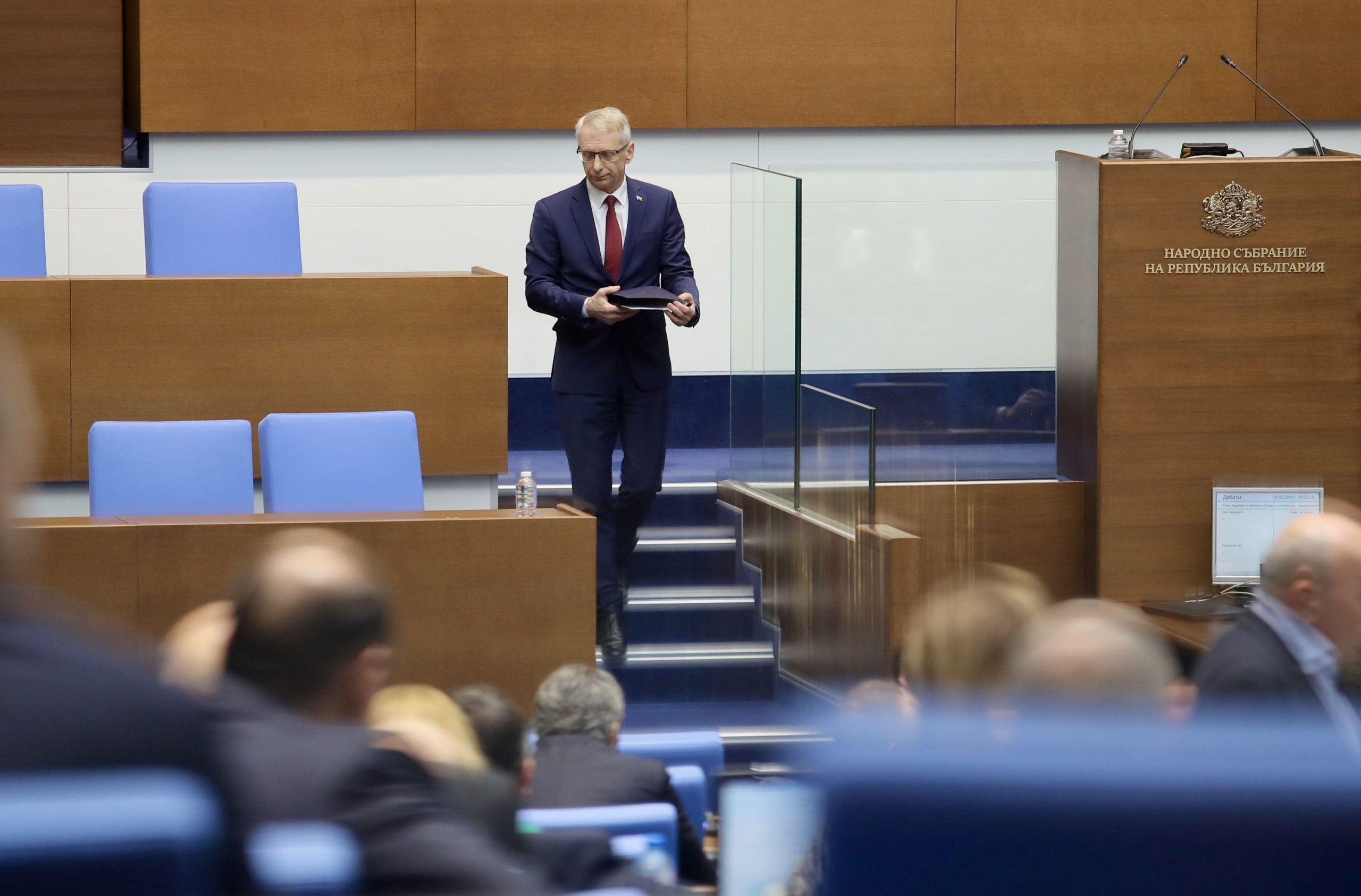 Депутатите гласуваха депозираната във вторник оставка на премиера акад. Николай