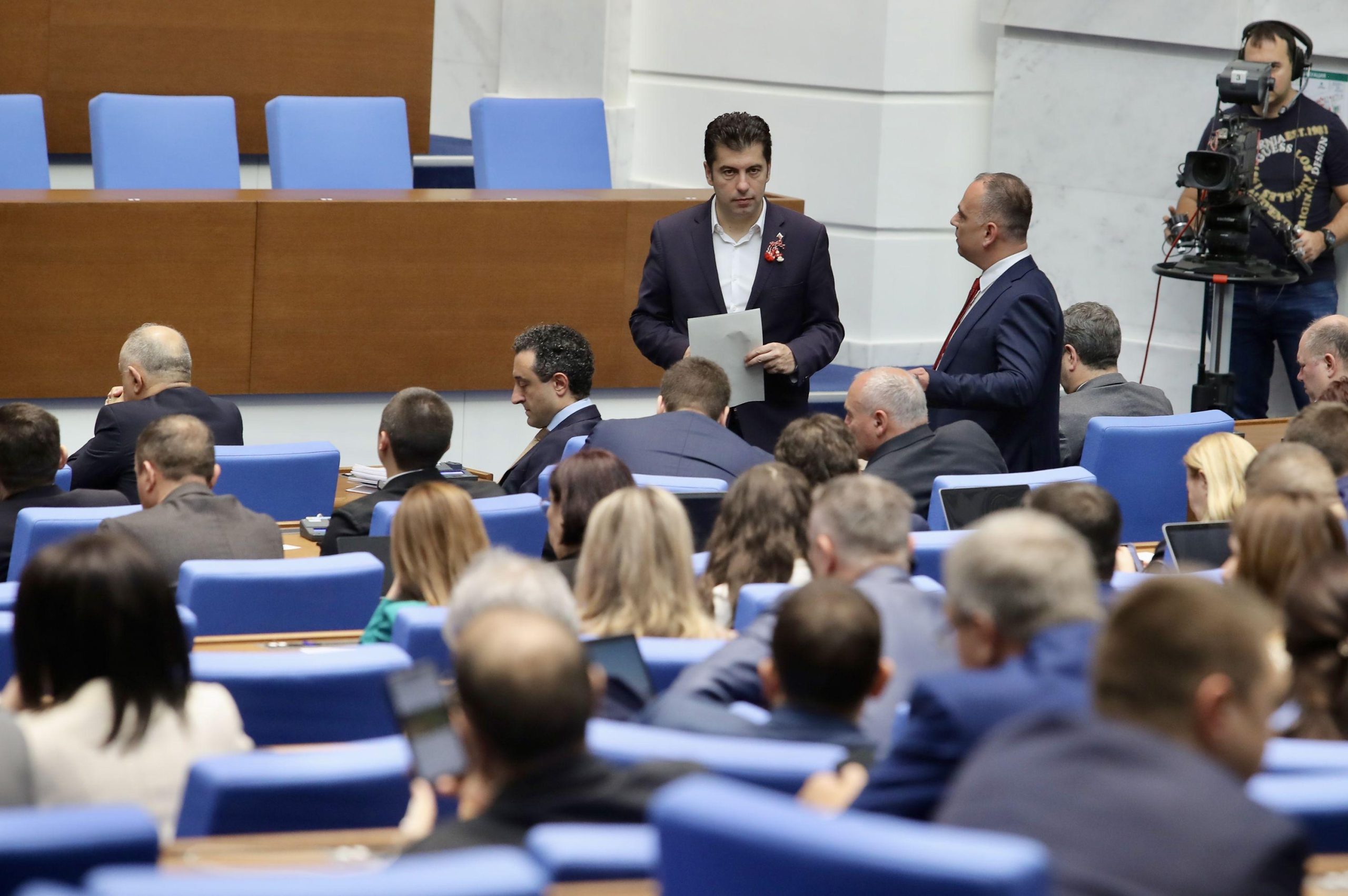 В Народното събрание стана горещо Дебатите около оставката на акад