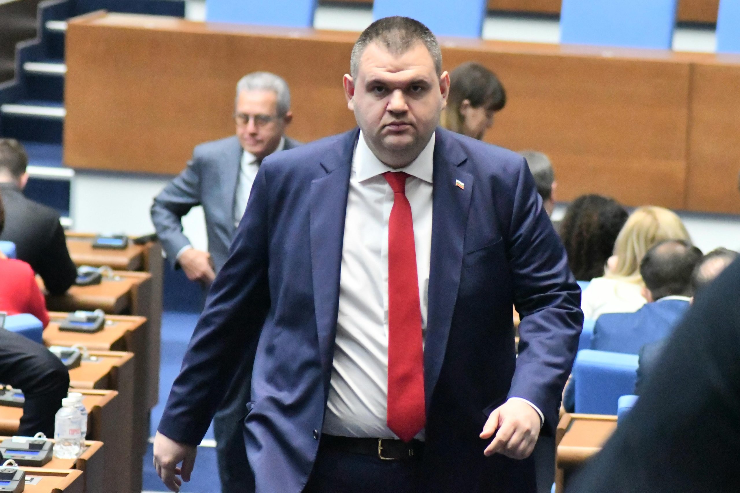 Председателят на ДПС Делян Пеевски коментира пред журналисти в парламента