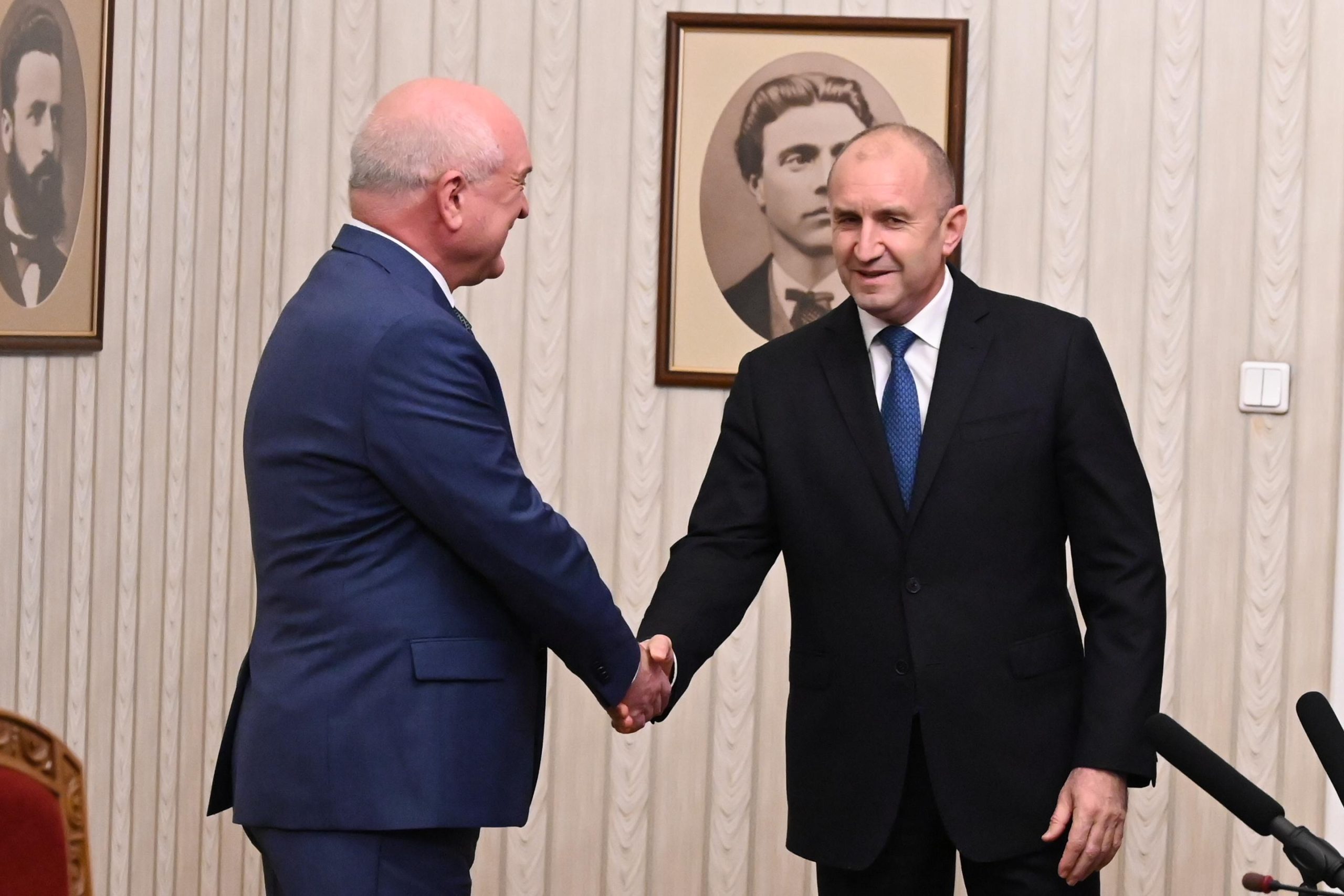 Президентът Румен Радев възложи на служебния министър председател да състави кабинет