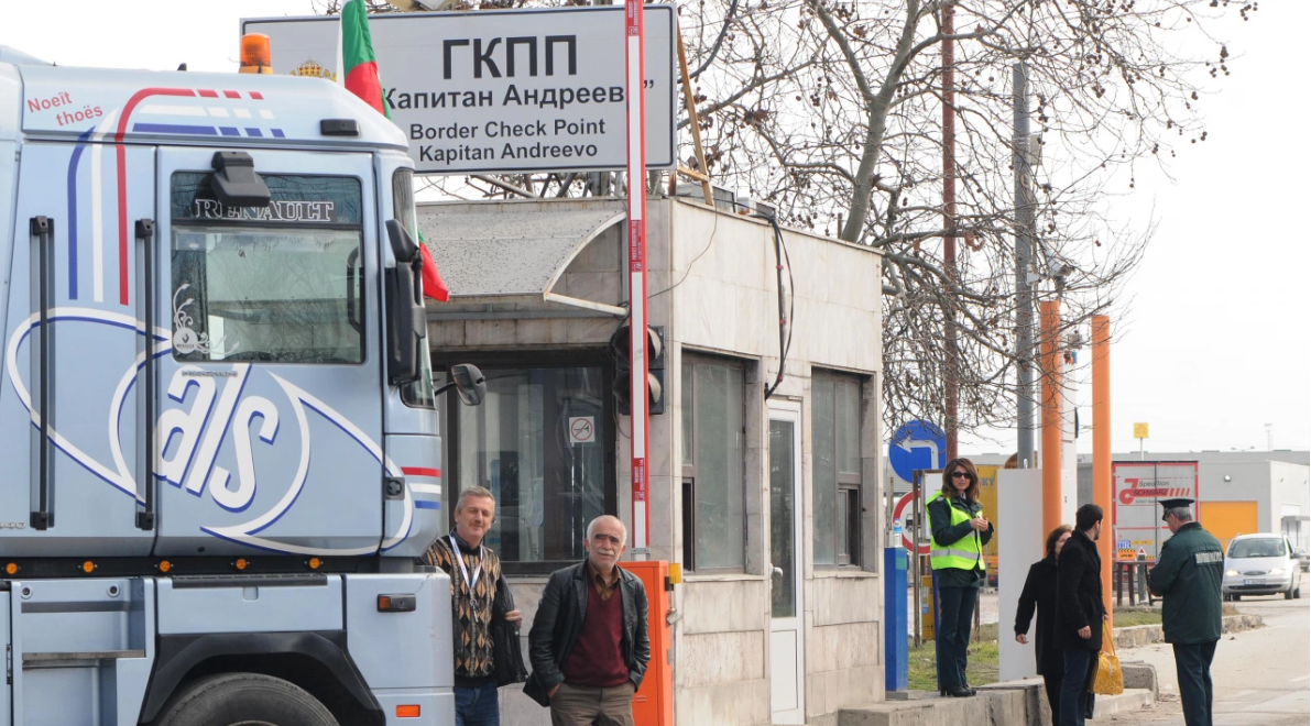Митничари задържаха дипломатическа кола с нелегални мигранти на ГКПП Капитан