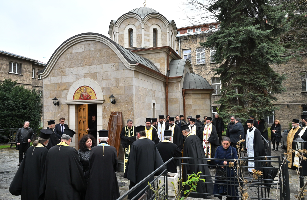 В 12 20 внесоха тленните останки на Патриарх Неофит в митрополитския