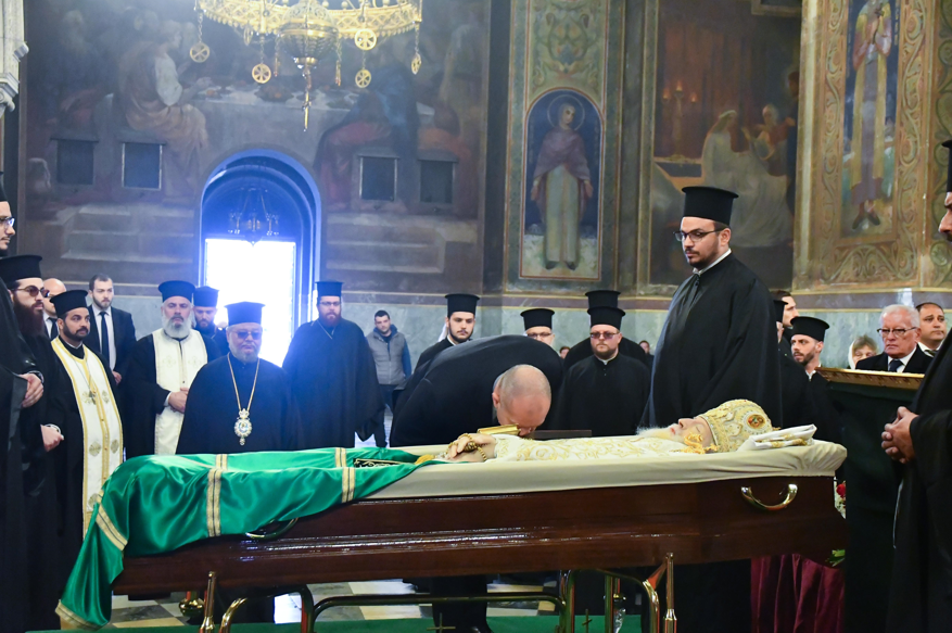 Президентът Румен Радев се преклони пред тленните останки на Патриарх