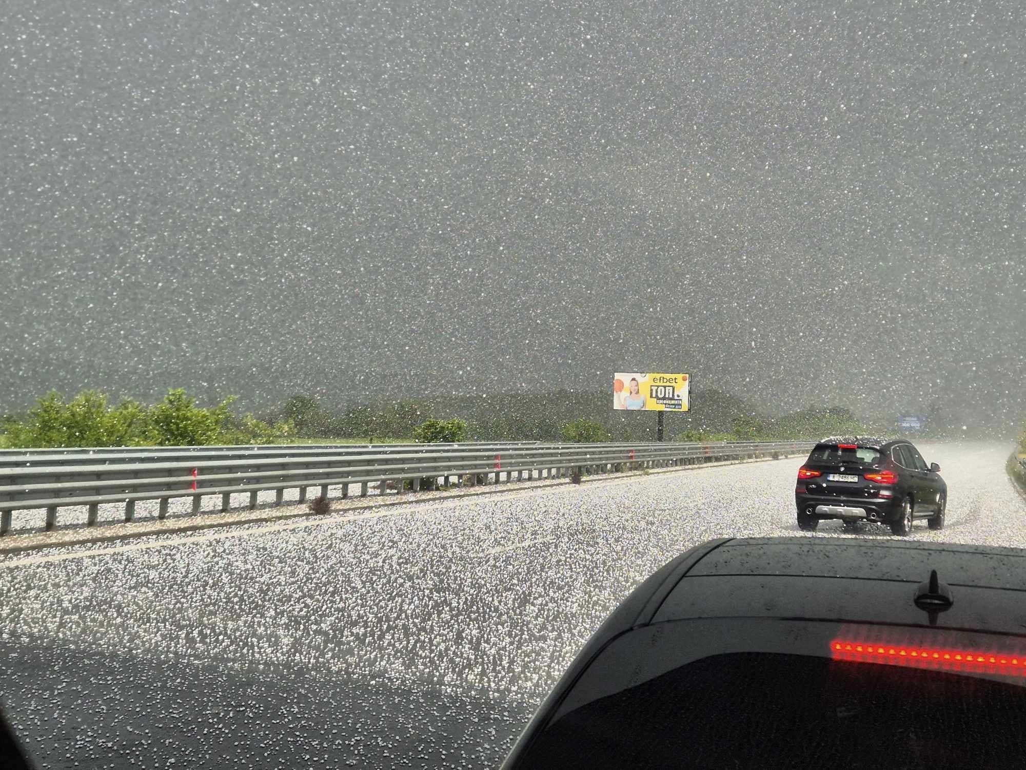 Ледени късове се изсипаха по магистрала Тракия в района на