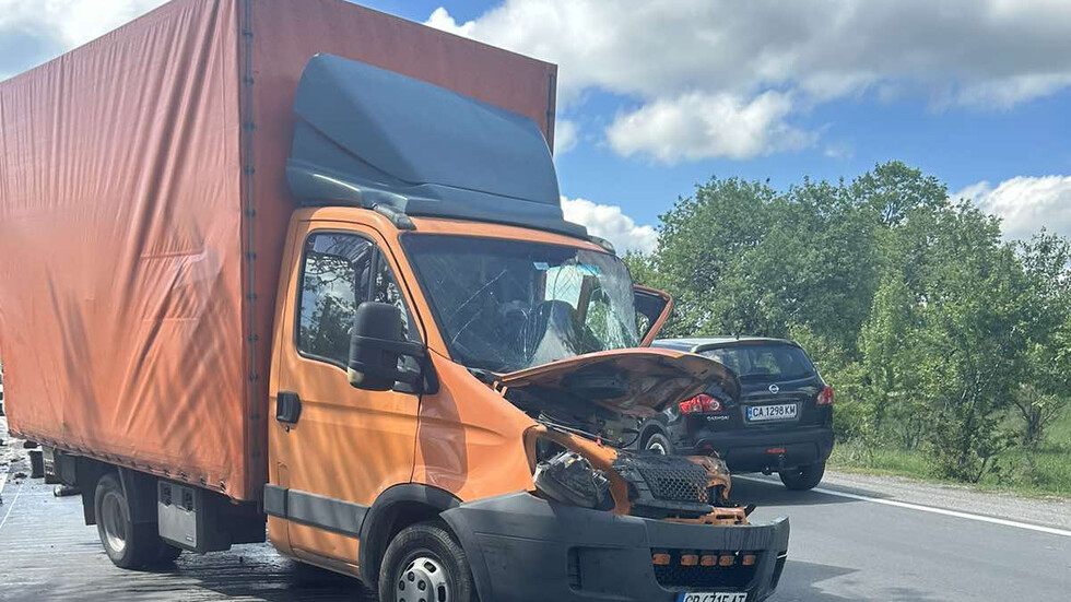 Снимка: Тежка верижна катастрофа блокира пътя София-Варна: Автомобил е неузнаваем, има пострадал