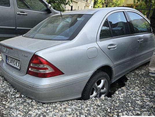 Огромна дупка  погълна автомобил в Пловдив Превозното средство било паркирано пред