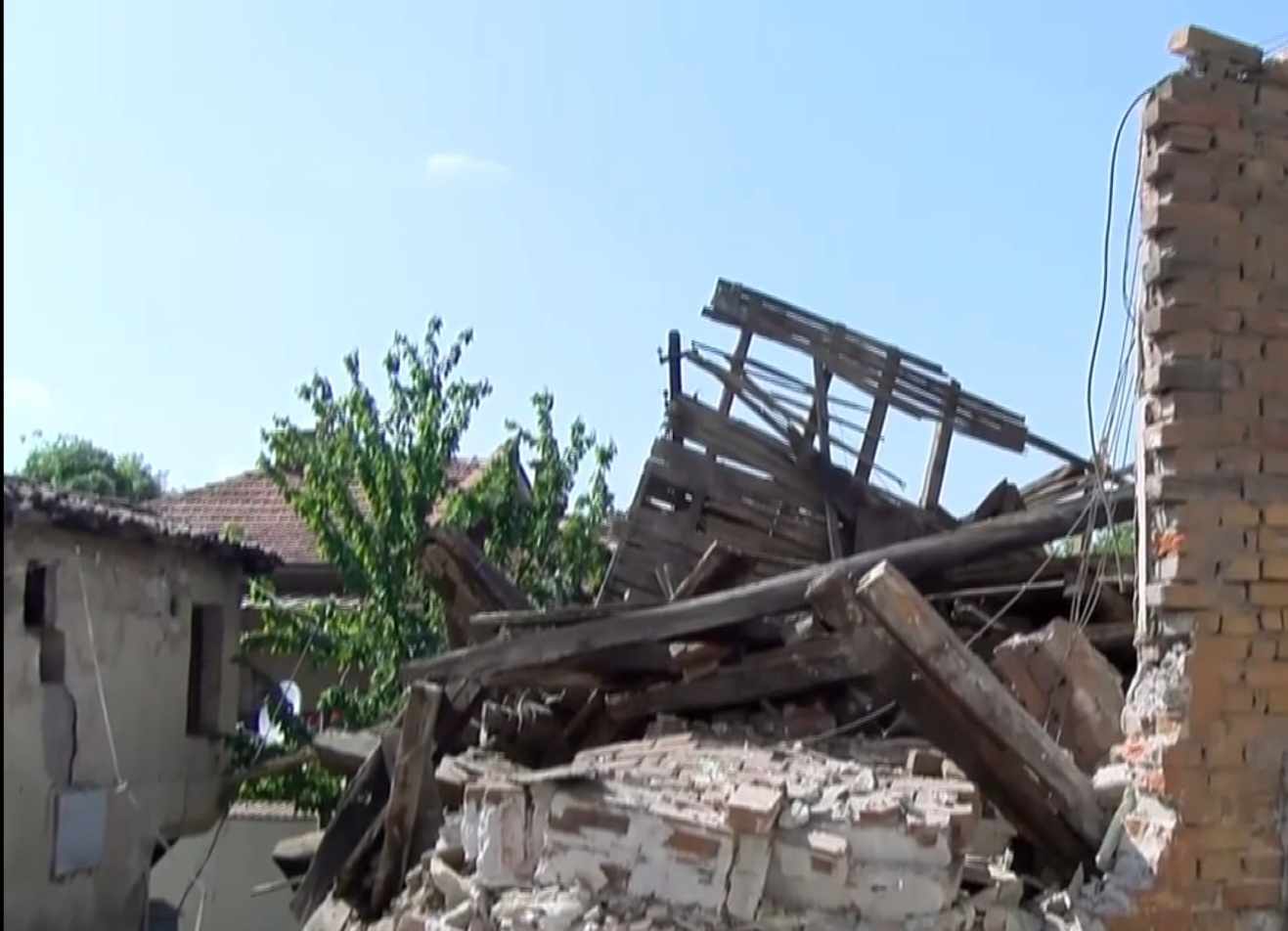 Снимка: Къща се разпадна в Стария град, гражданин изпратил сигнал за опасността още преди месец