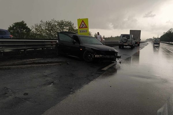 Лек автомобил БМВ е катастрофирал на магистрала Тракия на 25