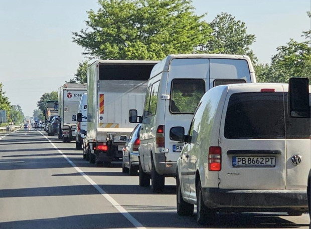 Километрична колона автомобили на Околовръстното на Пловдив тази сутрин изнерви