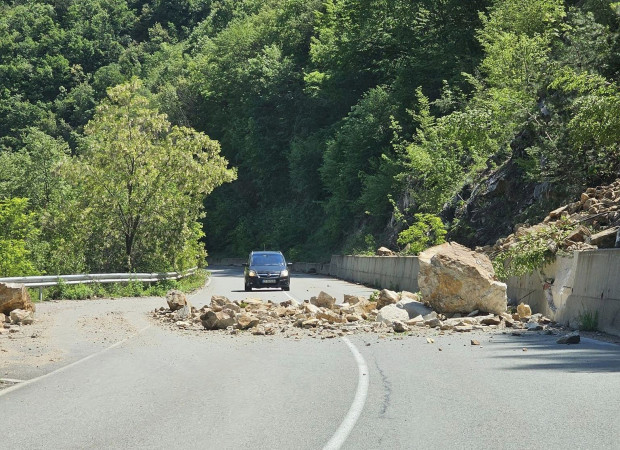 Шофьори сигнализират за паднали камъни по пътя Девин – Пловдив